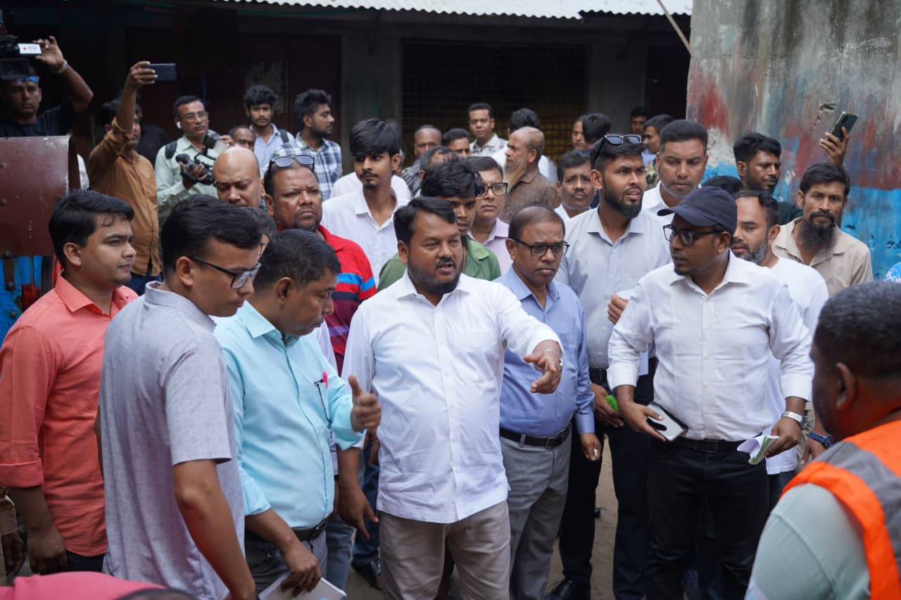 ফুটপাত দখলমুক্ত করার পাশাপাশি ক্ষুদ্র ব্যবসায়ী ও হকারদের পুর্নবাসন করা হবে: রাসিক প্রশাসক