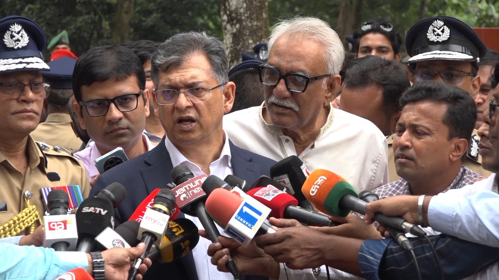 বর্তমান সরকারের প্রধান অগ্রাধিকার আইনশৃঙ্খলা পরিস্থিতি নিয়ন্ত্রণ: স্বরাষ্ট্রমন্ত্রী